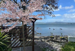 Fabulous Lake Front House-Private lake access